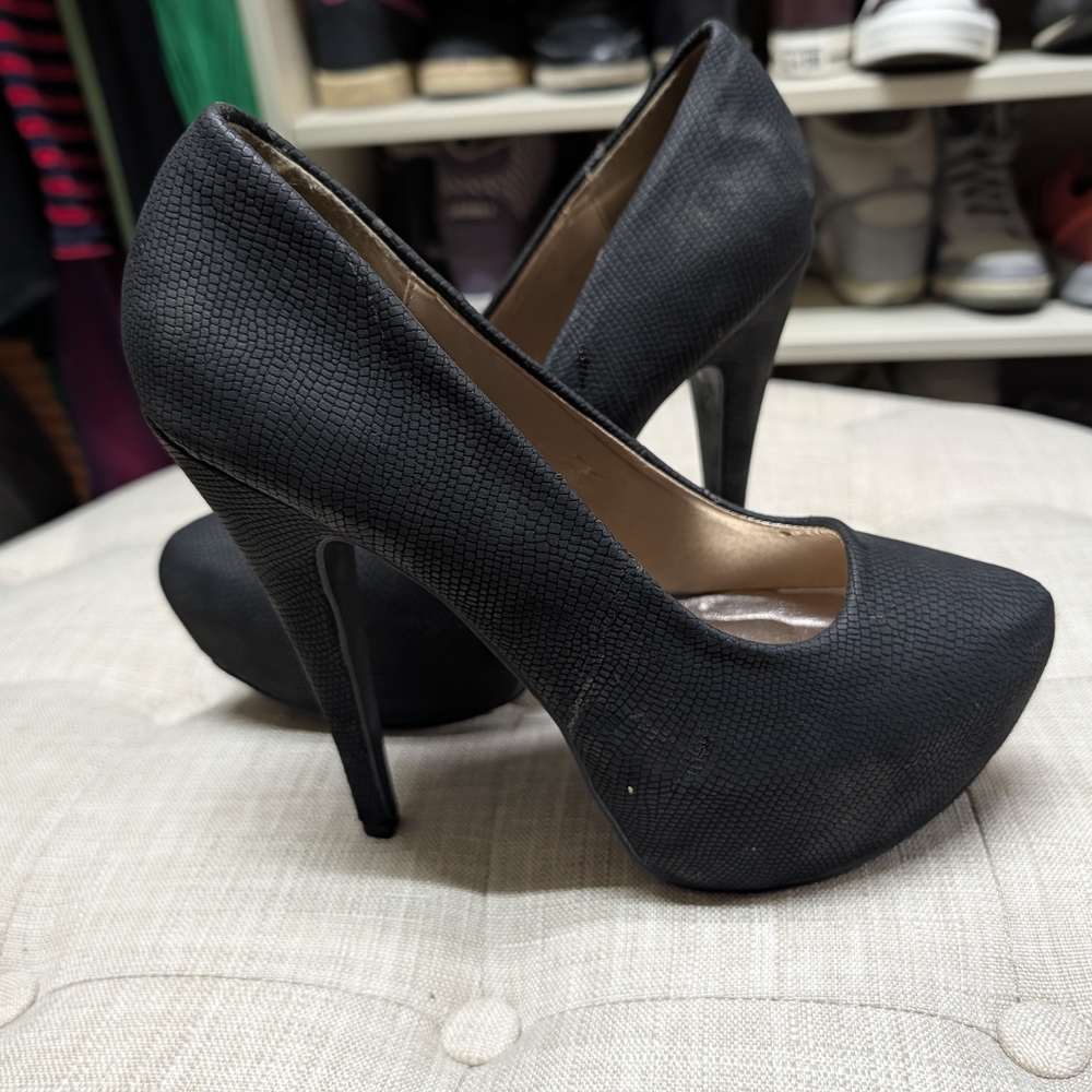 Qupid Textured Black Heels